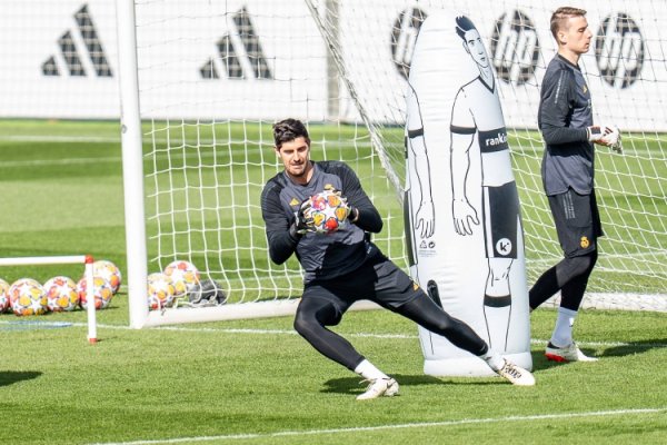 Phóng viên: Courtois rời sân t